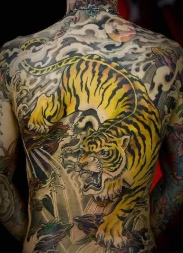 魔幻街头:中国狠人儿纹身考