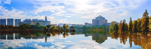 武汉科技大学黄家湖校区的秋景(刘铭峻 摄)