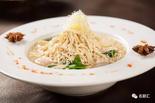清炖蟹粉狮子头是脍炙人口的扬州名菜之一.相传已有近千年历史.