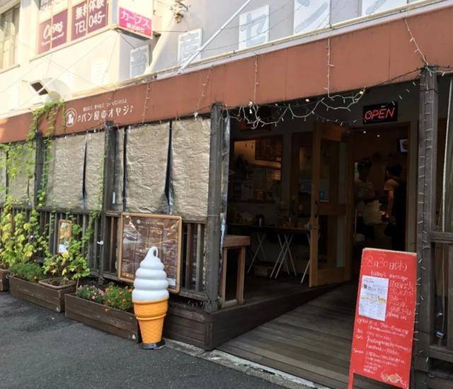 店铺是传统日式面包店的样子,以木质基调营造出温馨的氛围.