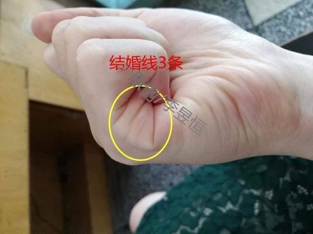 手相中元宝纹和三角纹同时出现,钱财无忧!
