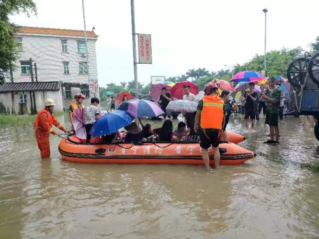 梅塘镇新光村受浸严重,一直到今天上午还在转移群众