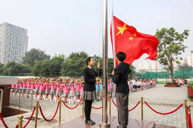 五星红旗冉冉升起,开学典礼正式开始