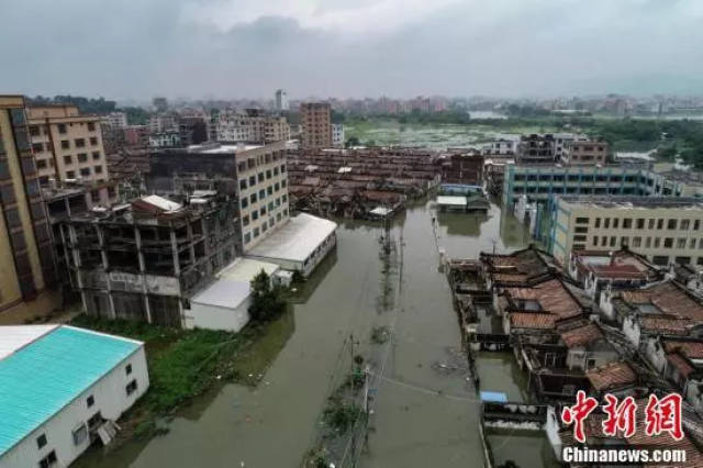 普宁市占陇镇石港村被积水包围.