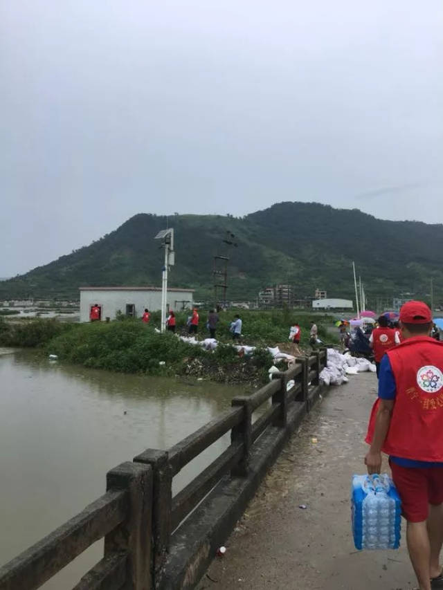 "洪灾无情人有情,大灾面前有大爱"普宁一线爱心协会为麒麟镇新溪村,姚