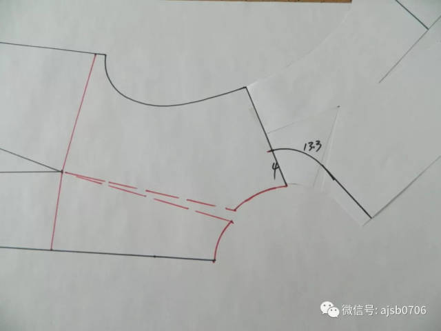 前片转移1cm胸省量至前领口,后片肩省转移至后领口.