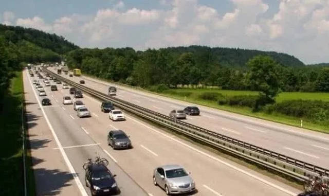 如何快速降低车速 1ebcc8c61f2940c1a46f5669cd5f17bc.jpeg