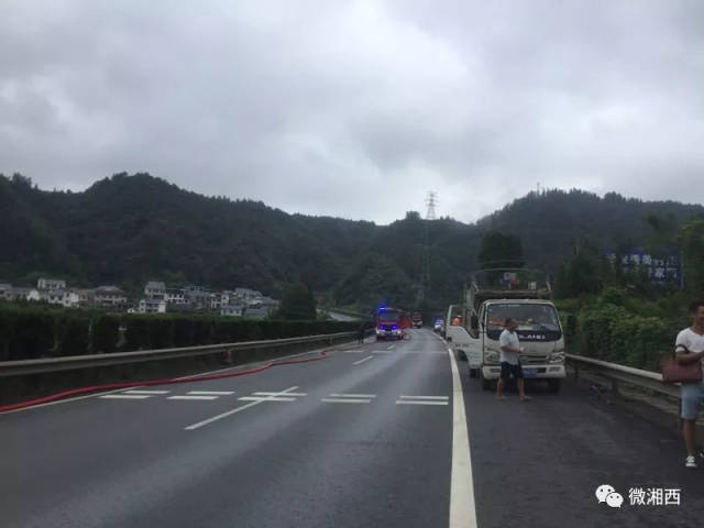 今日凌晨 吉首至凤凰高速5车追尾4车燃烧 损失惨重