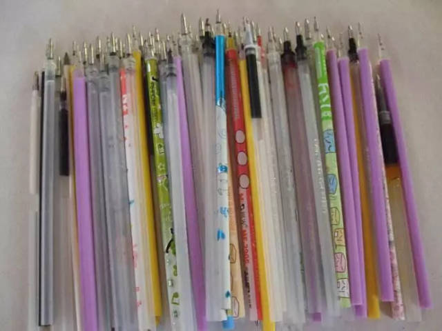 为了记录高三生活,她把用完的笔芯收集起来,她说有时一天用掉一根笔芯