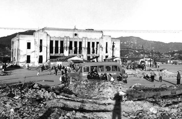 1945年8月6日,原子弹在日本广岛上空爆炸后不久,幸存者接受了军医的