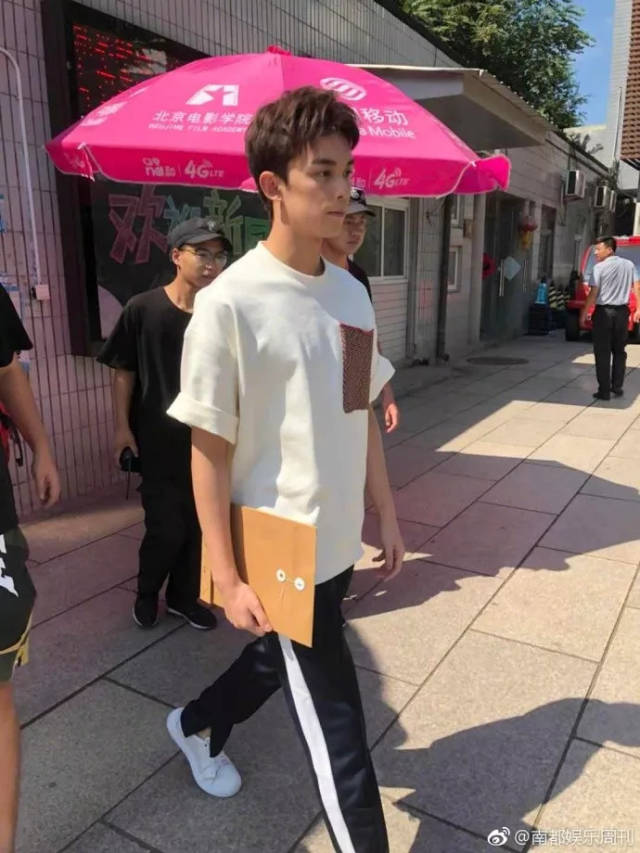 开学季,吴磊成饭堂代言人,"糊"先煦校园狂奔,同寝室的