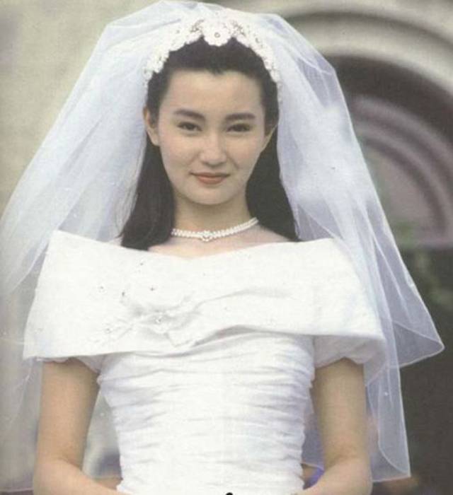 1983年的港姐冠军是杨雪仪, 但后来成就最大的,是亚军张曼玉.