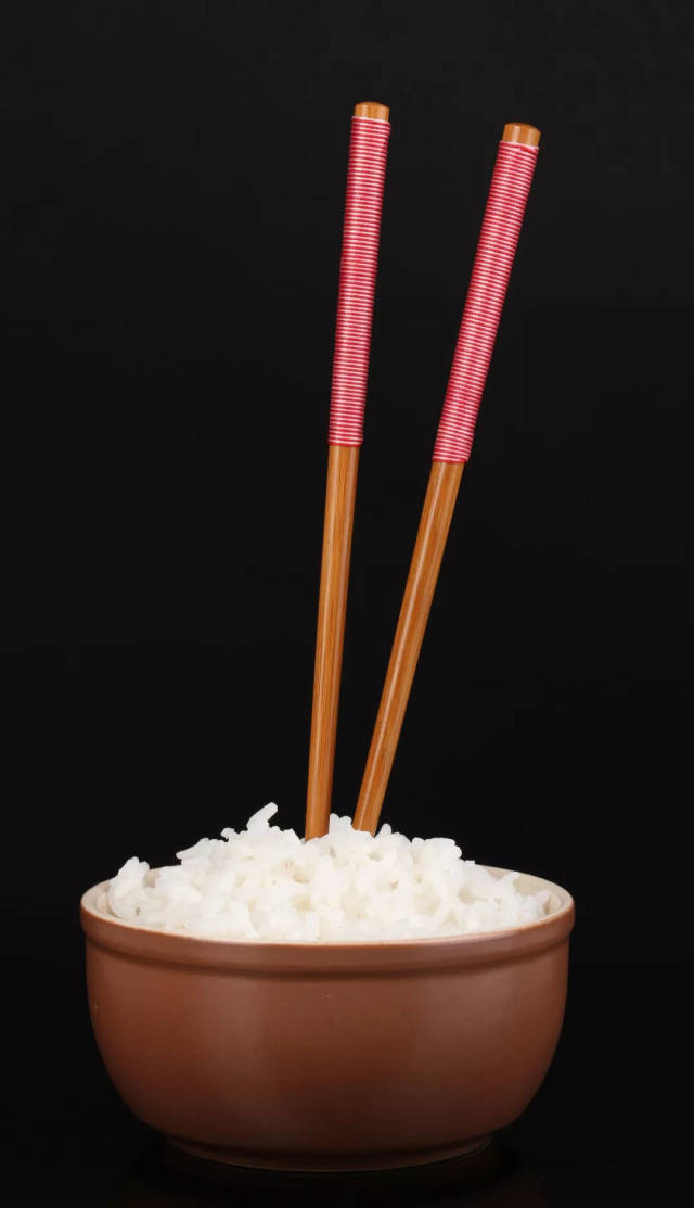 然后把筷子插在饭上 就好像是上香一样 筷子插饭上,寓意祭奠死人 10