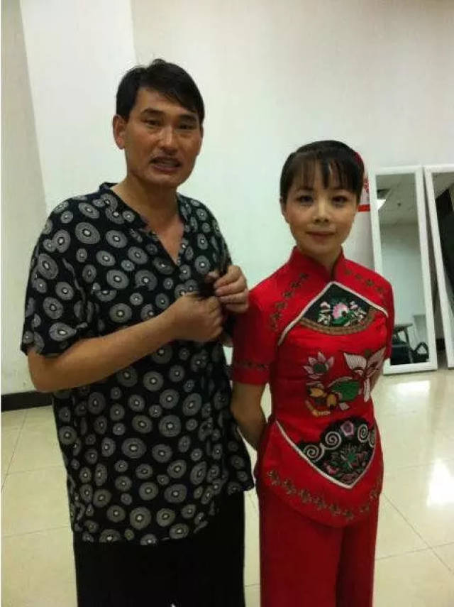 "民歌天后"王二妮生活素颜照,锐变成漂亮女神,老公帅气!