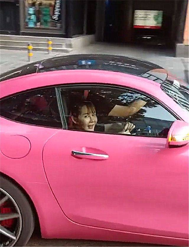 北京偶遇380万粉色奔驰,本不会注意,但车内女子实在太养眼!