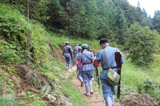 伴随着初晴的天气,我们踏上了"井冈山急行军"的道路,寻地标,找草药,扛