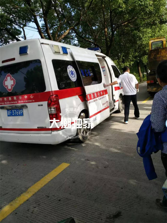 家长们一大早都送孩子去学校 但是 海宁祝场 却发生了令人悲痛的