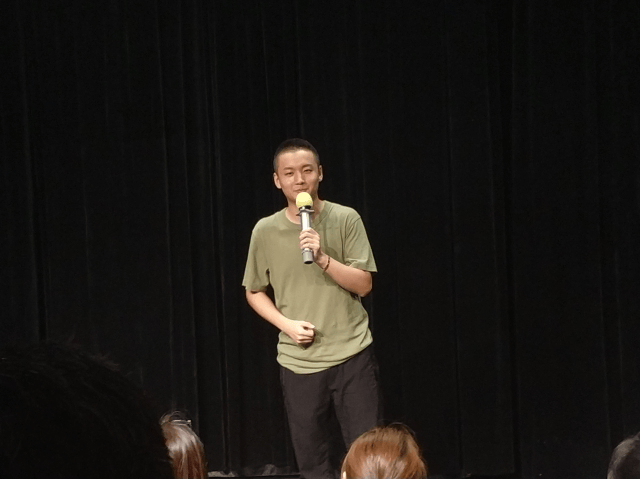 舞台,演出让他兴奋,他也表示:非常感谢北京脱口秀俱乐部,感谢中国