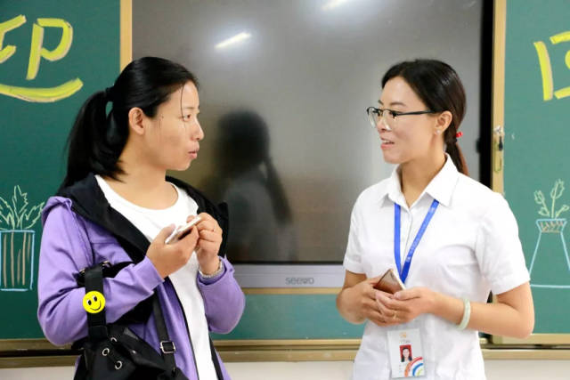 任老师们认真的为学生和家长安排报到相关事宜。✕ ✕ 开学啦 欢迎新同学