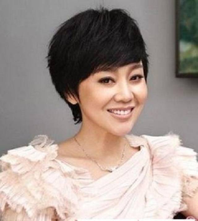 二三十岁的女人,有这3个标志,尽量少剪短发!不仅显老还显胖!