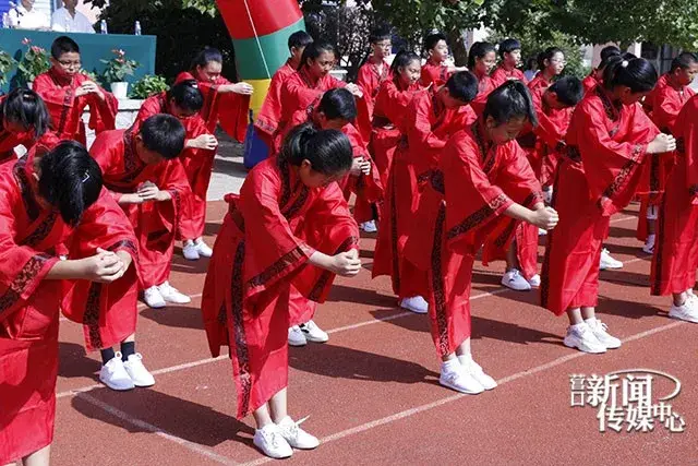 平等相处,尊重学生 2.谦和有礼,尊重家长 3.关心同志,礼貌待人 4.