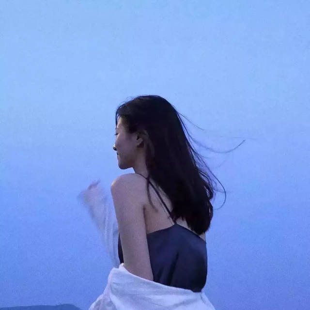 女生头像 | "以前喜欢一个人,现在喜欢一个人"