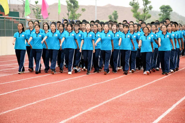 襄阳三中举行军训汇报展演暨表彰大会