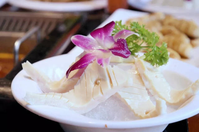 川西巷子选用的是牛黄喉,新鲜又厚实,大片吃起来更过瘾 这里的千层肚
