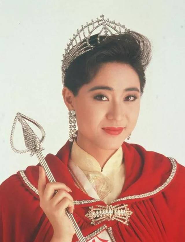 陈法蓉年轻的时候就留有一头干爽利落的短发,冷艳的形象也让她个性