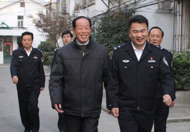 徐州市副市长,公安局长王文生等领导到家中看望胡广松