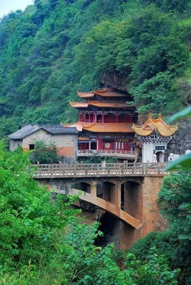 牛栏江小峡谷 景区:师宗通玄洞,师宗凤凰谷,英武山景区,菌子山风景区