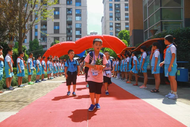 杭州市大关小学  在大关小学申花校区内,孩子们举行了庄严的升旗仪式.