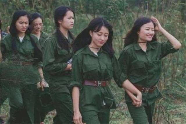 对越反击战俘虏的越军女兵,她被提前释放,带回一包东西令人心酸