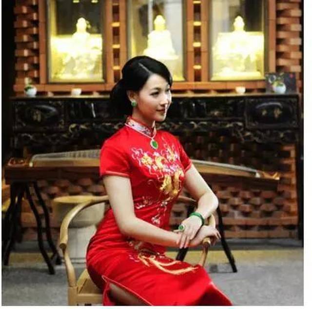 身着旗袍佩戴项链,需注意 项链色泽与旗袍色泽的反差.