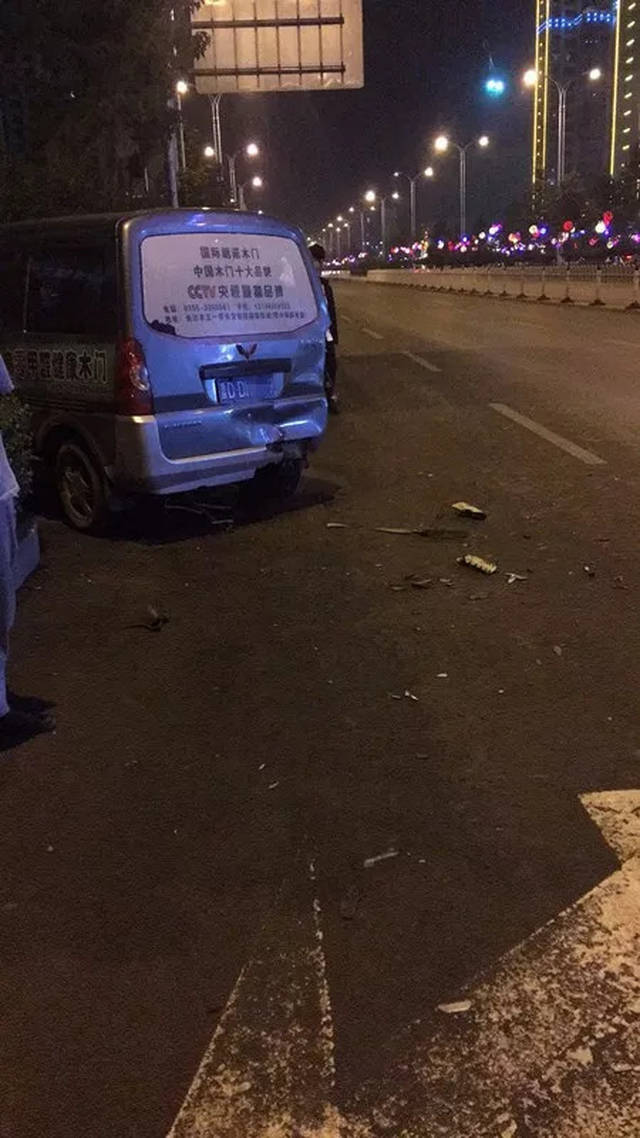 长治保宁门西街一十字路口发生交通事故,现场一片狼藉(有视频有图