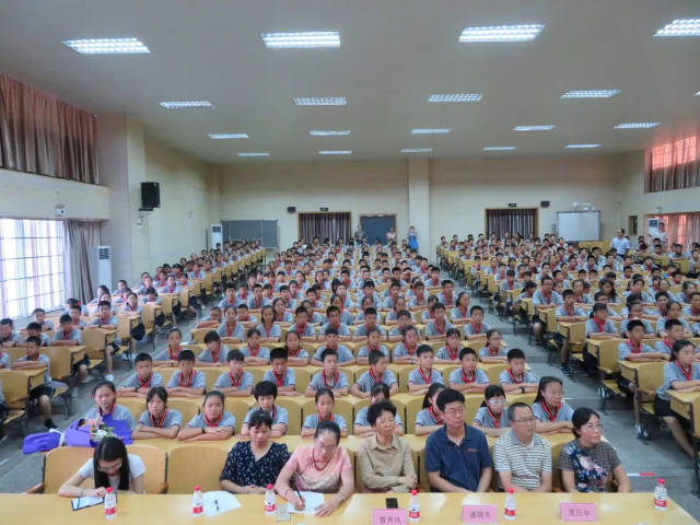 市航鹰中学师生认真听宣讲报告