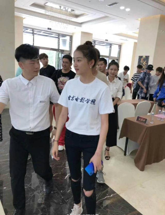 路人拍摄关晓彤到枣庄参加实践活动,与北电同学合影时