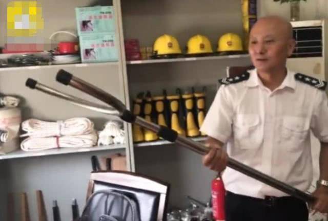 男子索钱失败抱摔肆虐母亲,保安举叉子阻止,母亲:未受伤不追究