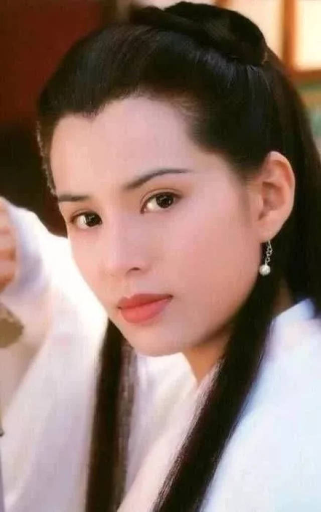 在《斗破苍穹》中,李若彤饰演萧炎的母亲古文心,曾经的小龙女也已经到