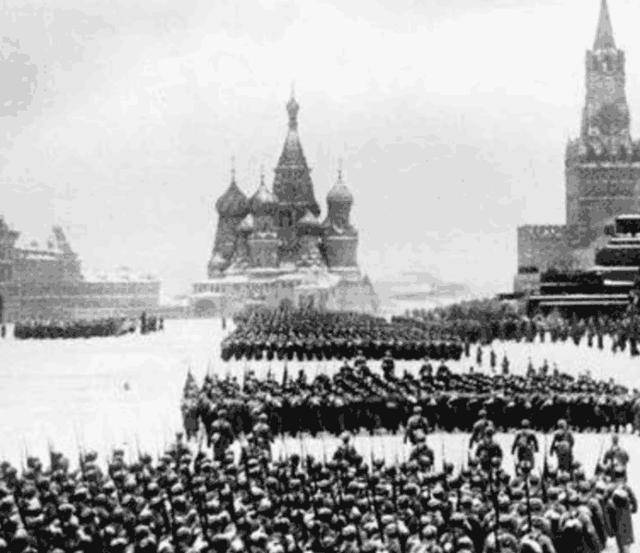 47年苏联阅兵耍了一个把戏,震慑了欧洲,就连美