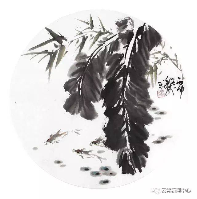 接着蘸胭脂点果斑. 步骤二:依次画出其它荔枝,再用焦墨勾画藤枝.