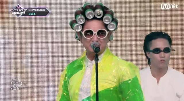 包租婆现身韩国舞台?韩国男团回归打歌舞台超夸张造型引网友热议