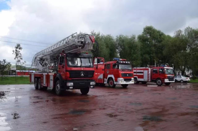 17吨大功率斯太尔消防车,欧曼消防车联动供水进行楼层外部高空灭火和