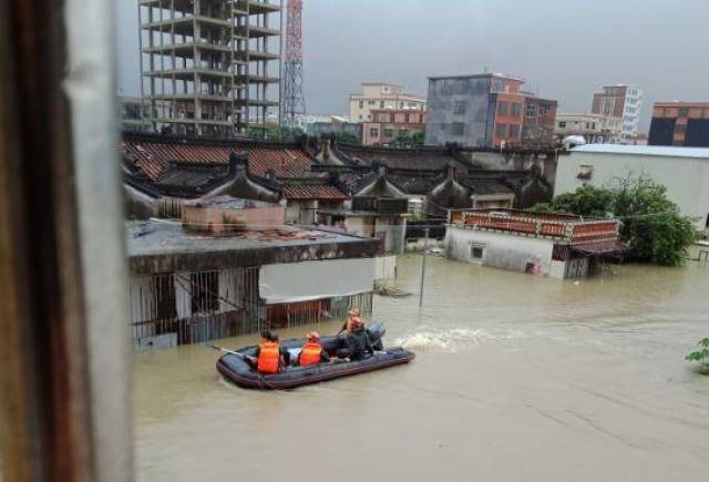 街道被洪水围困 8月31日 汕头潮阳 谷饶 部分村子积水已经临近屋顶