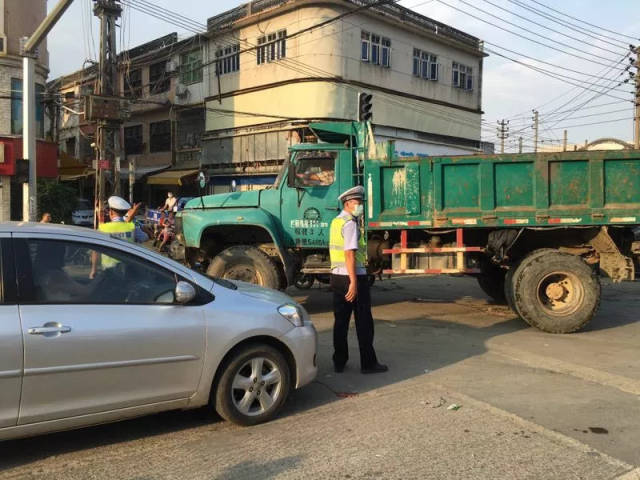 道路复通后车流迅猛剧增,道路却又被大量垃圾占用,但潮南交警大队全体