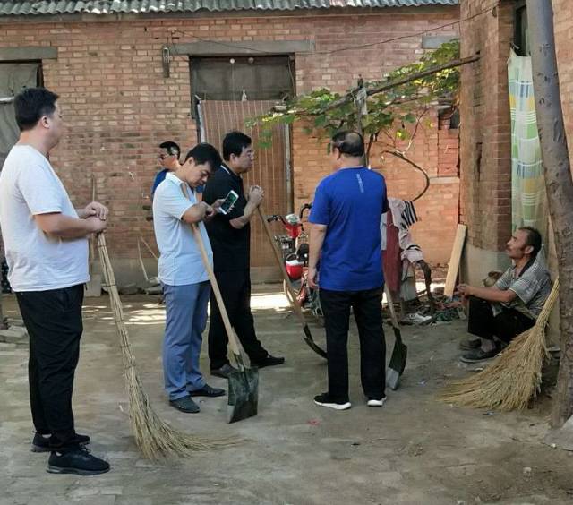 全体带领帮扶干部到龙王庙东高村整治环境卫生,帮助贫困户打扫庭院