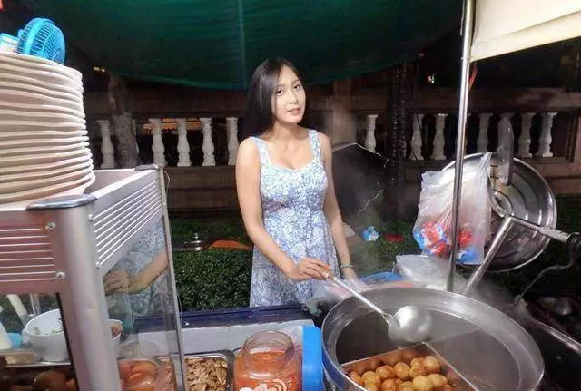 这个夜市摊主都是美女,卖假货宰客就被驱逐出境,禁止中国人摆摊