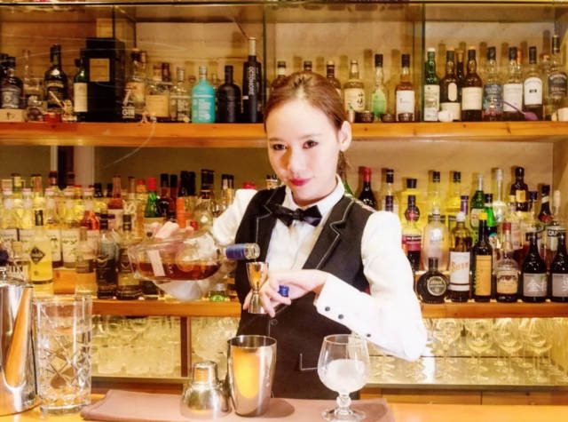 指数:有点累,但会通过健身运动调节 颜值足以称霸上海女调酒师界的moe