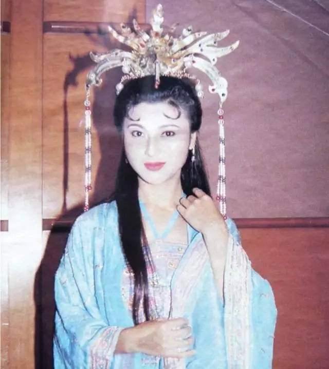 《碧血青天杨家将》里饰演庞太师的妹妹,这位倾国倾城的庞妃那叫一个