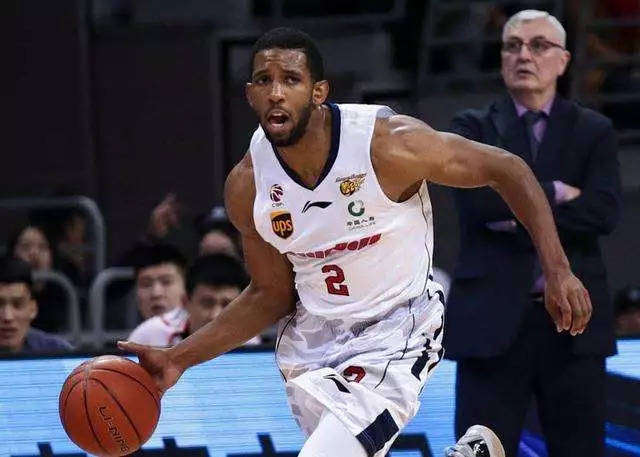 被选中的莫里斯 先后在nba流浪多队还是没能站住脚 上赛季则来到了cba